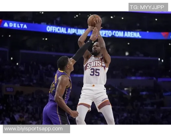 里斯三分球表现惊艳砍下12分助力球队逆转卫冕冠军更衣室庆祝热烈